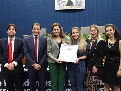 Foto da Notícia: OAB-MT concede placa de honra à Neuma Cielo por serviços prestados à advocacia