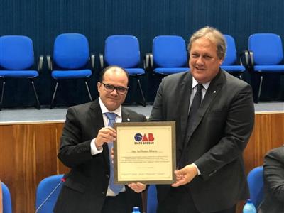 Foto da Notícia: Ex-presidente do TJMT recebe homenagem da advocacia por parceria com OAB no último biênio